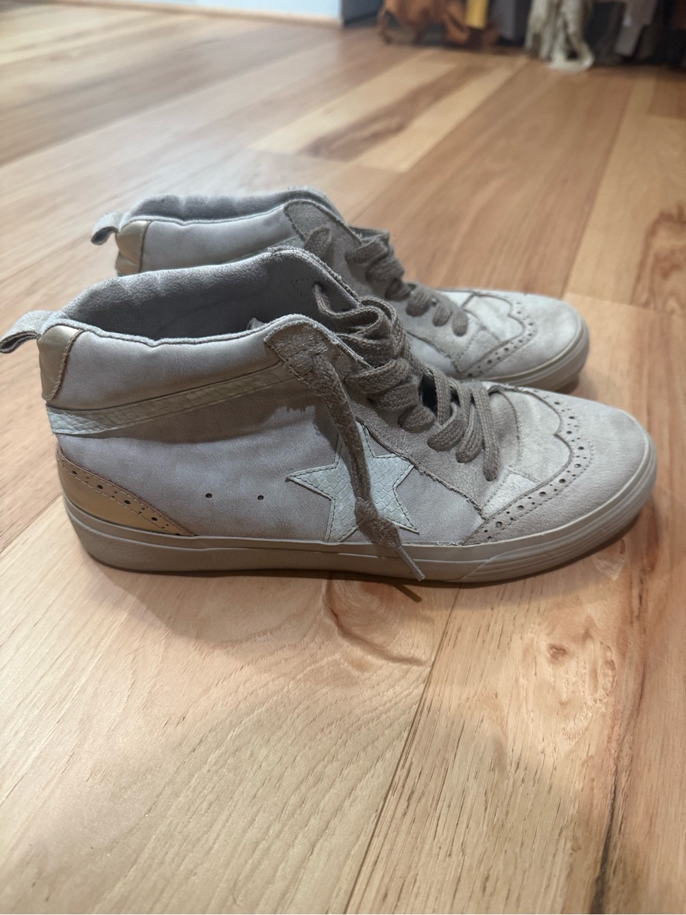 ShuShop Men's High-Top Sneakers in Light Gray and Tan